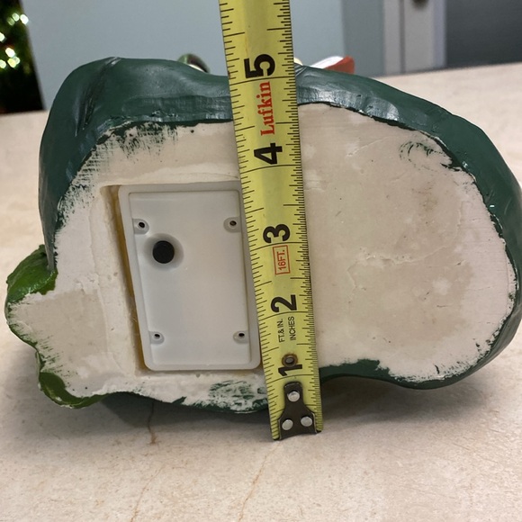 Solar Powered Frog Reader Garden Decor - Picture 13 of 13